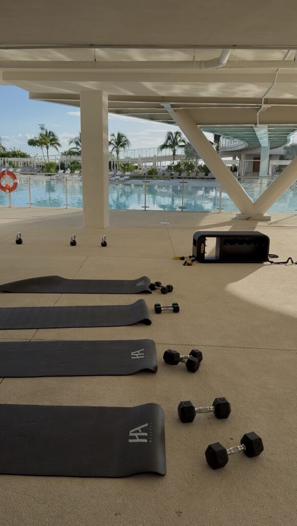 Aula de HIIT na piscina do AVA Resort