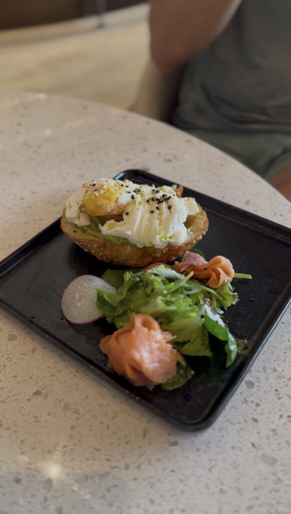 Ovos benedicts com salmão e guacamole