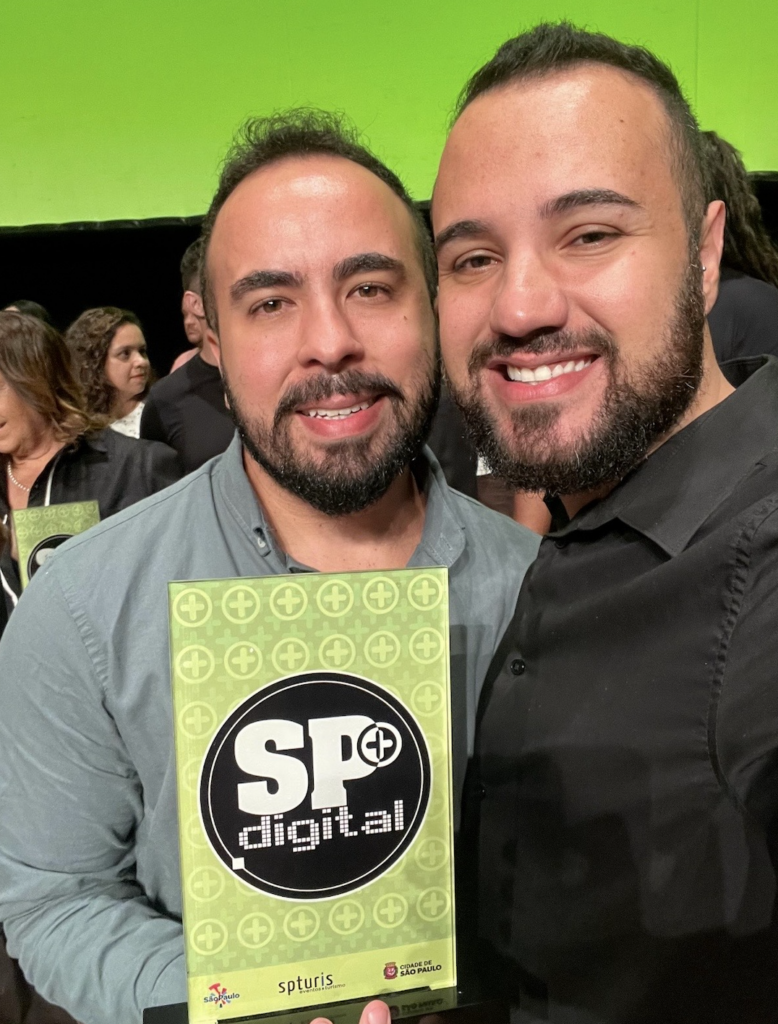 Felipe Santos e Cassiano Teodoro do Programa para Dois recebendo o Prêmio SP+ Digital