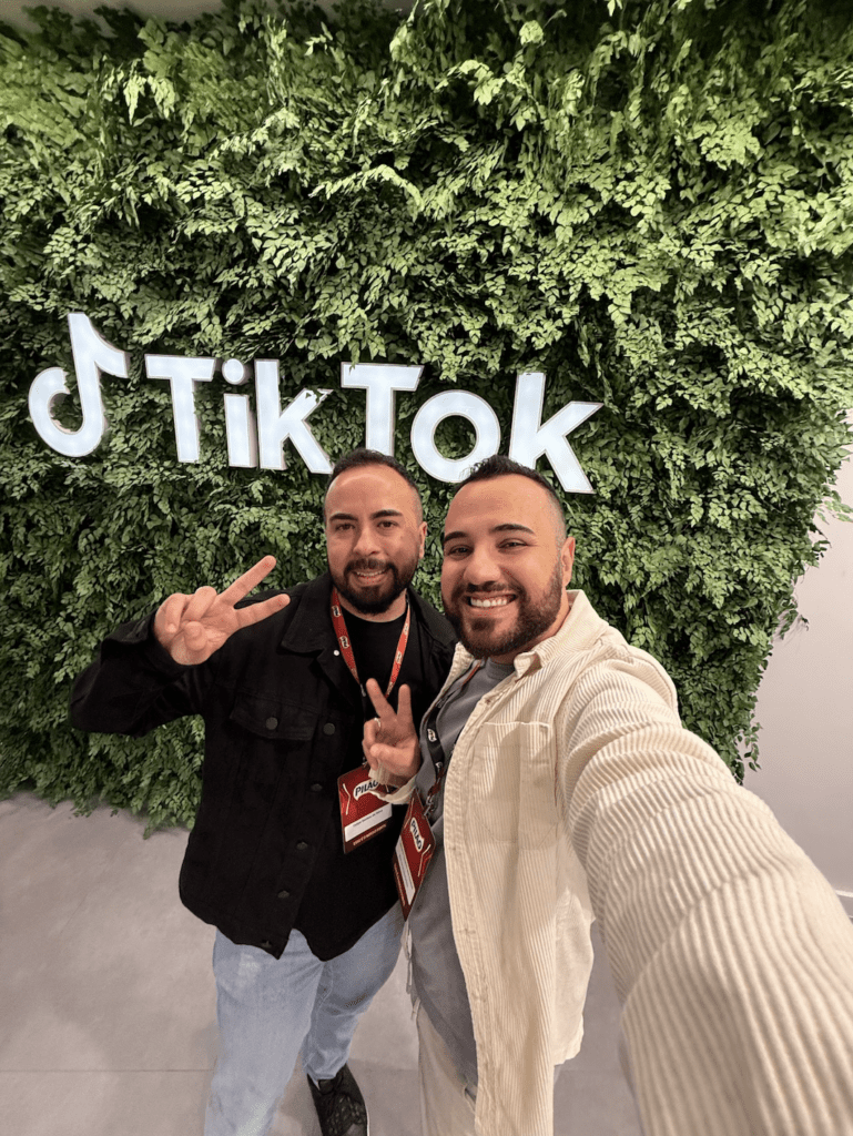 Felipe Santos e Cassiano Teodoro do Programa para Dois no escritório do TikTok