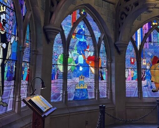 Interior do Castelo da Bela Adormecida na Disneyland Paris com vitrais coloridos