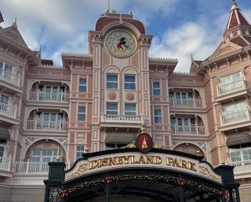 Entrada principal do Disneyland Park em Paris com visitantes na Main Street U.S.A.