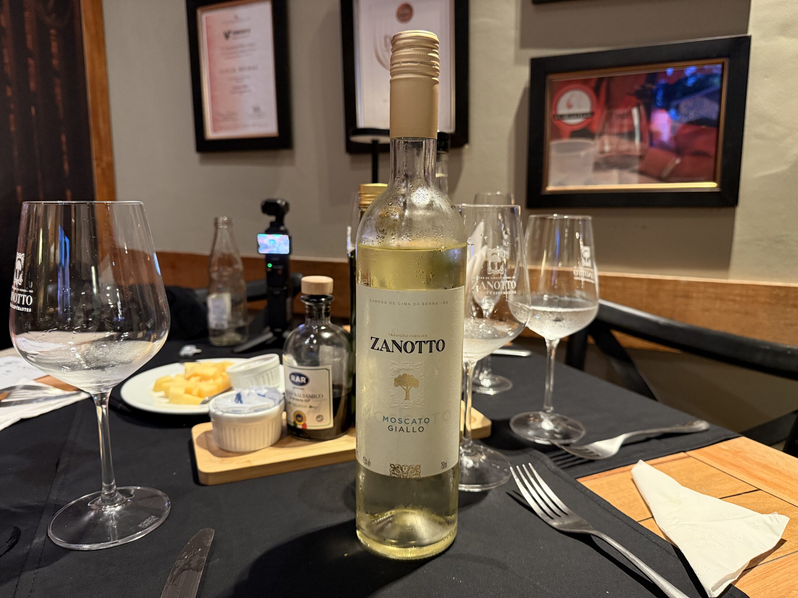 Taça de vinho Moscato Zanotto servida no rodízio de vinhos