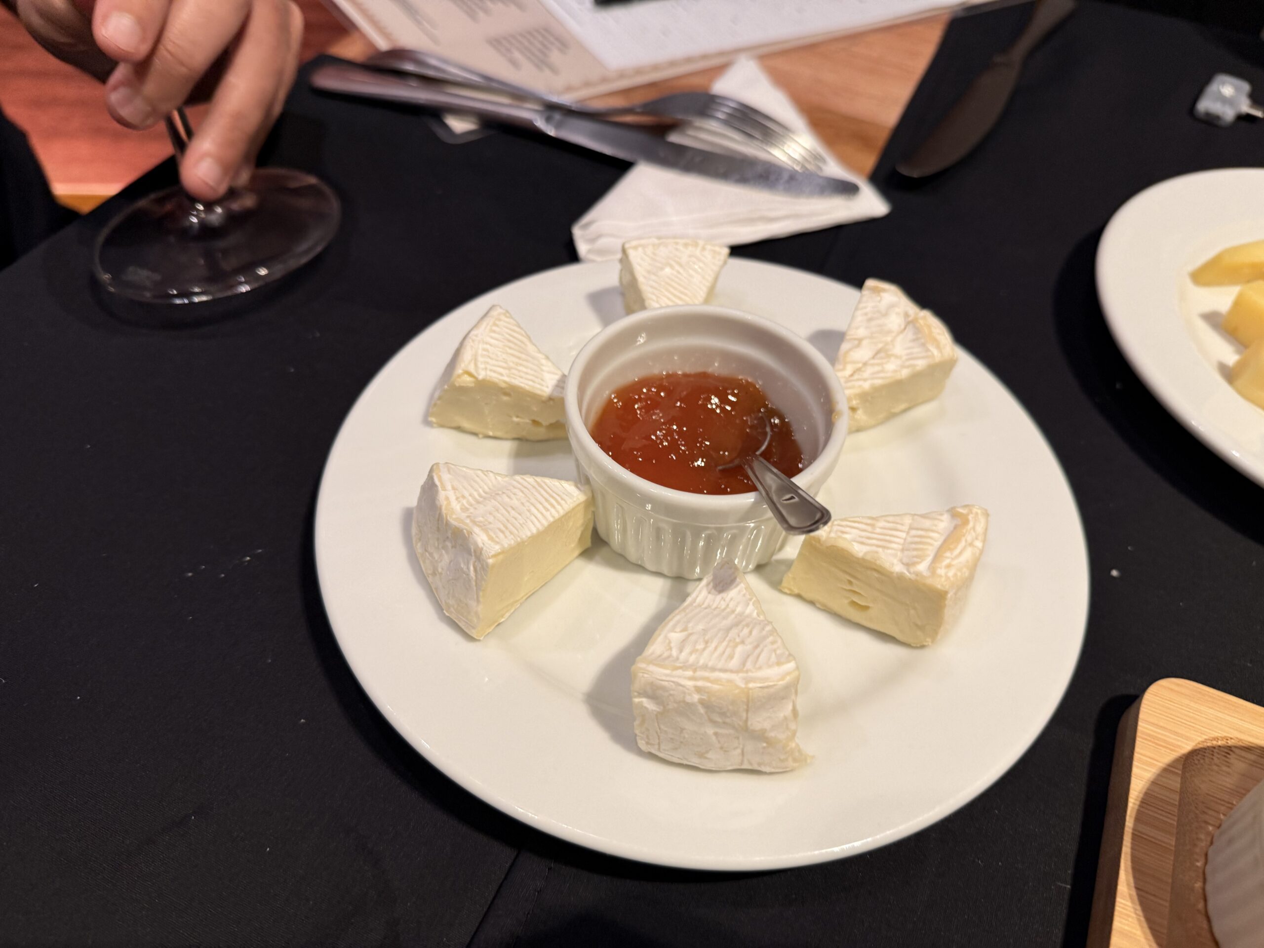 Queijo brie com geleia de damasco servido na harmonização com Moscato