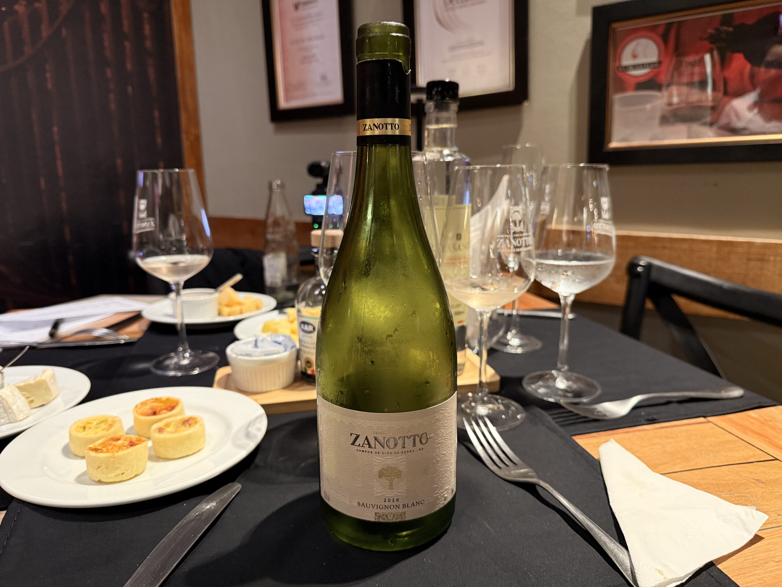 Taça de Sauvignon Blanc Zanotto no rodízio de vinhos da Vinícola Campestre