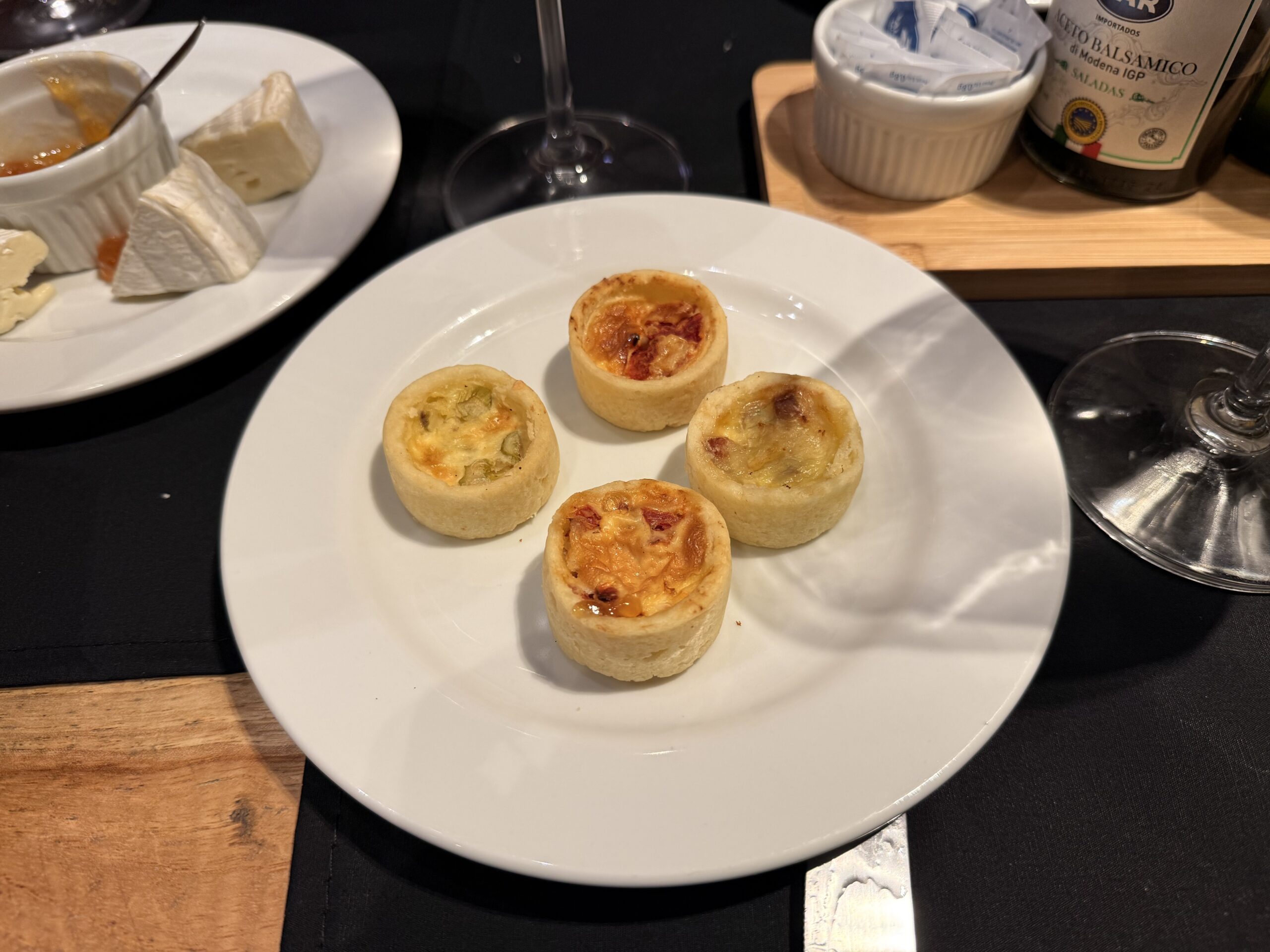 Mini quiches assadas servidas com Sauvignon Blanc no rodízio de vinhos