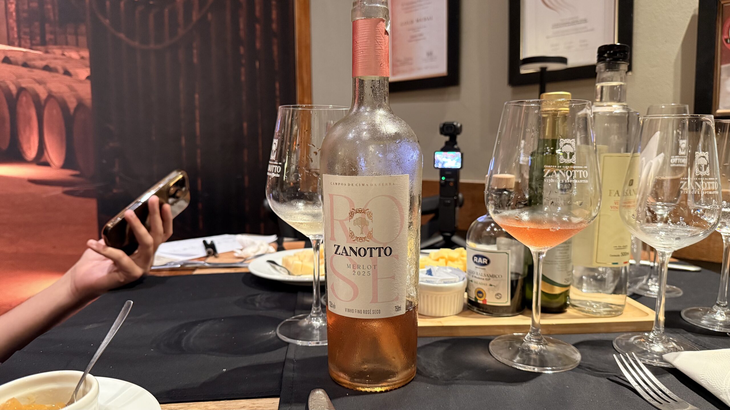 Taça de Rosé Merlot Zanotto servida no rodízio de vinhos
