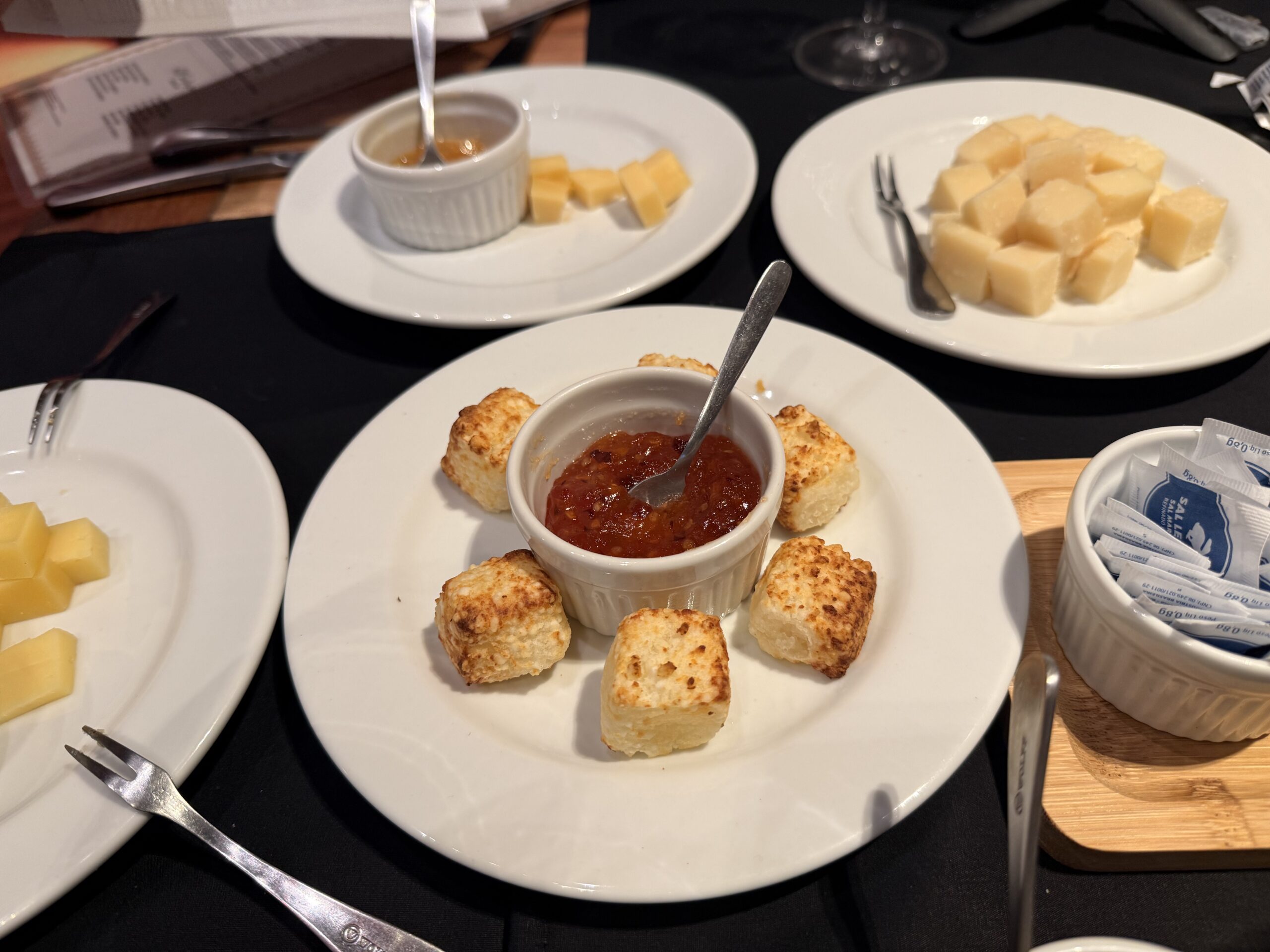 Dadinhos de tapioca servidos na harmonização com Sangiovese