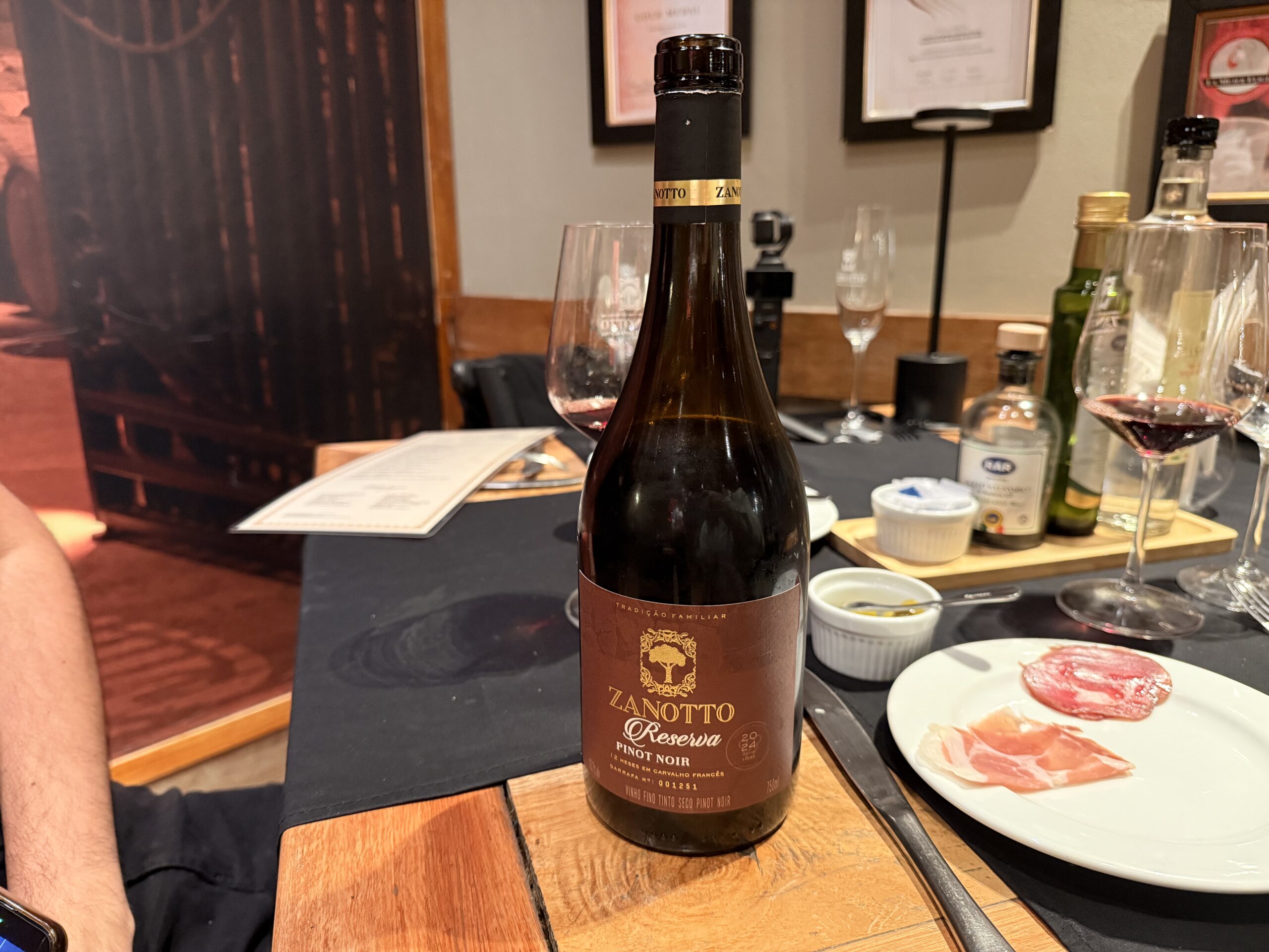 Taça de Pinot Noir Reserva Zanotto no rodízio de vinhos