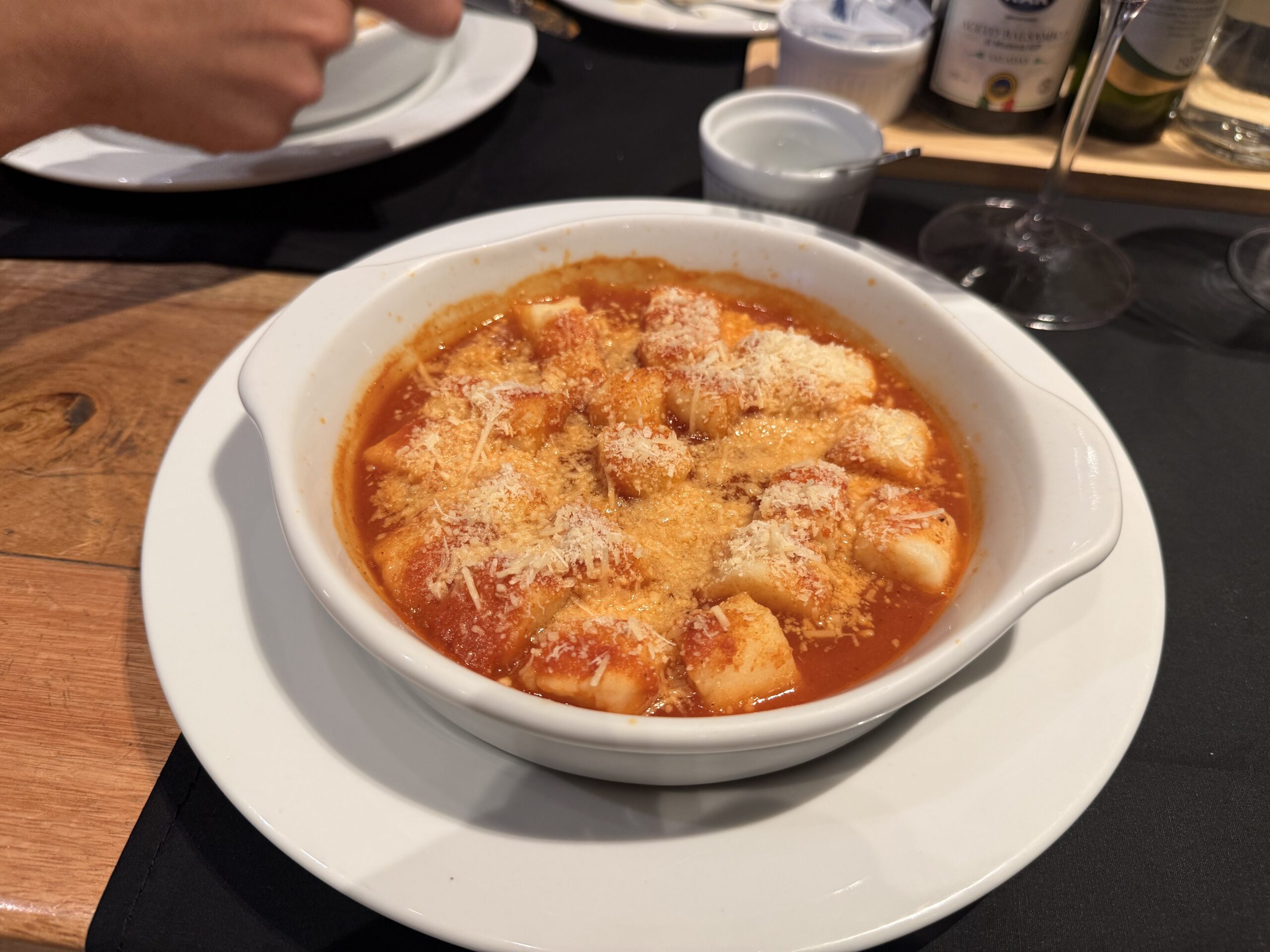 Gnocchi de batata com molho servido no rodízio de vinhos