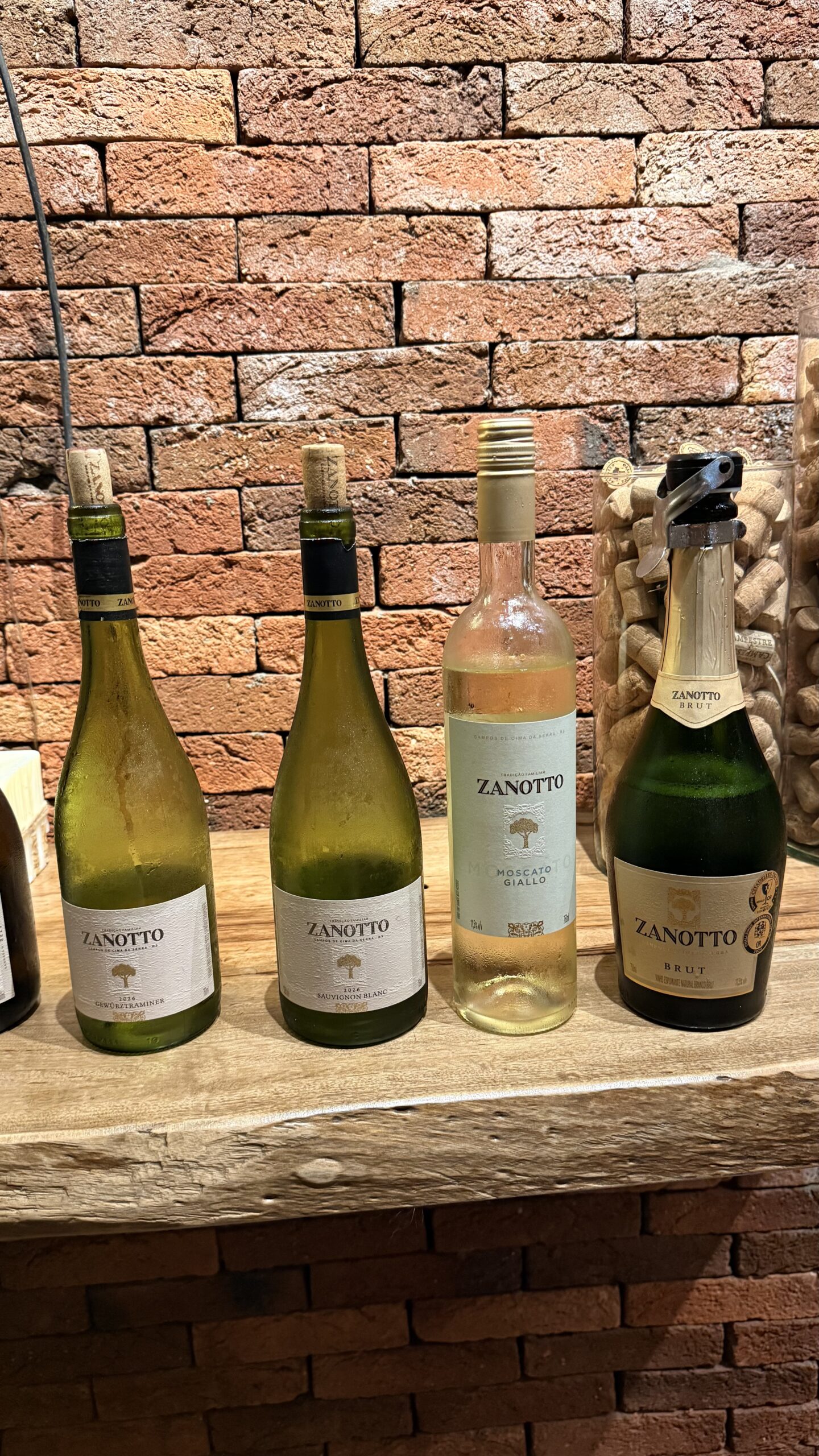 Brut, Moscato Giallo, Sauvignon Blanc e Gewürztraminer Zanotto lado a lado